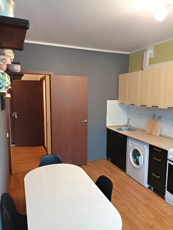 Dvukhkomnatnye na Vtorom Etazhe s Balkonom Apartments