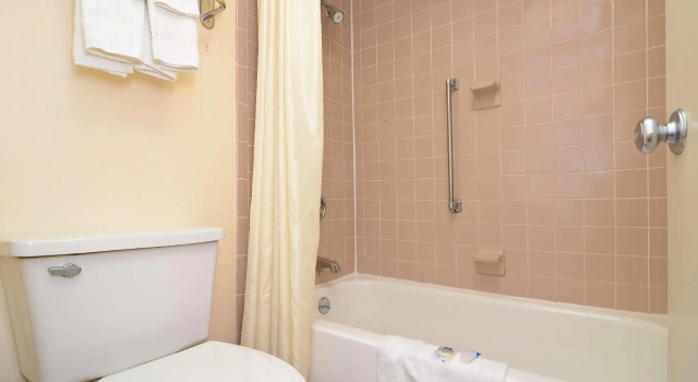 Четырёхместный номер Standard Americas Best Value Inn Hermitage