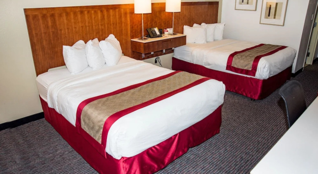 Четырёхместный номер Deluxe Ramada by Wyndham Cedar City