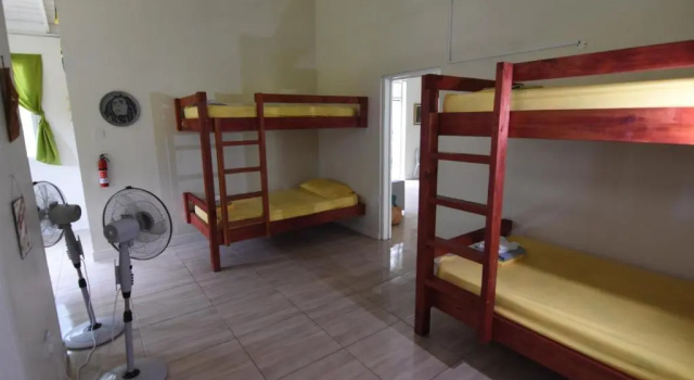 Кровать в общем номере (мужской номер) Soufriere Guesthouse