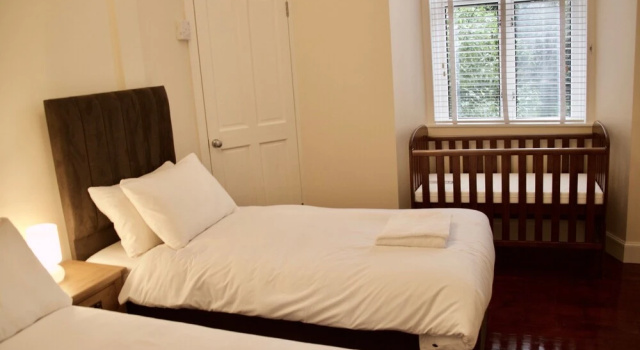 2 Bedroom Flat Off Leith Walk, Book Hotel Edinburgh hoteller med parkering, Parkering