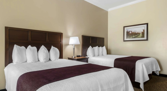 Четырёхместный номер Standard Best Western Plus Grapevine Inn