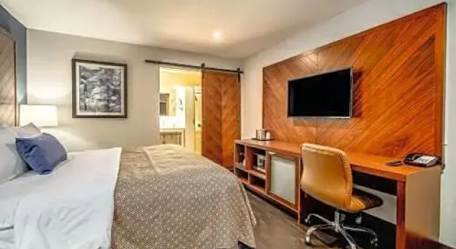 Номер Superior 818 Hotel + Pool, an Ascend Hotel Collection Member