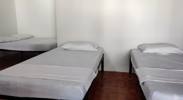 Кровать в общем номере Leticias Guest House