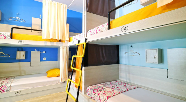 Кровать в общем номере Mel's Dorm