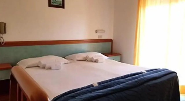 Четырёхместный номер Standard с балконом Hotel Kennedy