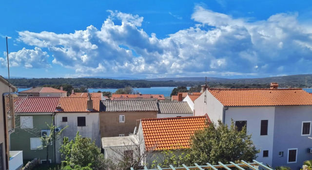 Holiday Place Veli Dvor - vacation house with private garden in old town Punat, 予約 ホテル プナト クルク島, Kosljun Franciscan Monastery周辺