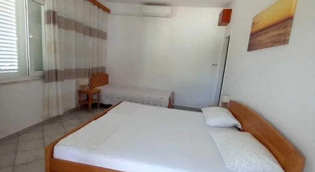 Трёхместный номер Standard с балконом и с частичным видом на море Accommodation Drasko