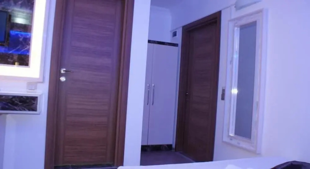 Четырёхместный номер Standard c 1 комнатой с балконом Behram Hotel