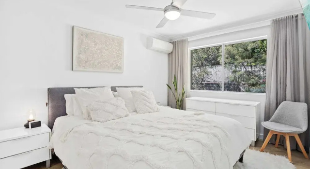 Апартаменты с 2 комнатами с балконом и рядом с пляжем Hillside in the heart of Burleigh