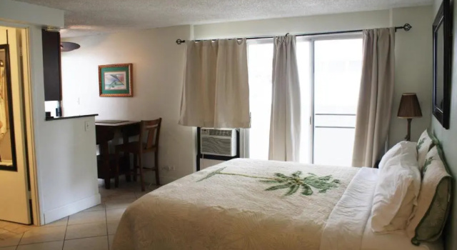 Renovated Private Kuhio Village 708A Studio - 2 min Walk 2 the Beach!, Забронировать Отель Отели Гонолулу с парковкой, рядом с Waikiki Aquarium, Парковка
