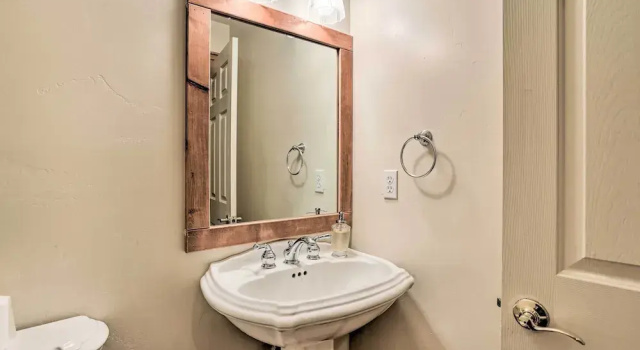 Spacious Lake Arrowhead Home w/ Putting Green, Забронировать Дом для отпуска Отели Лейк-Эрроухэд с парковкой, Парковка