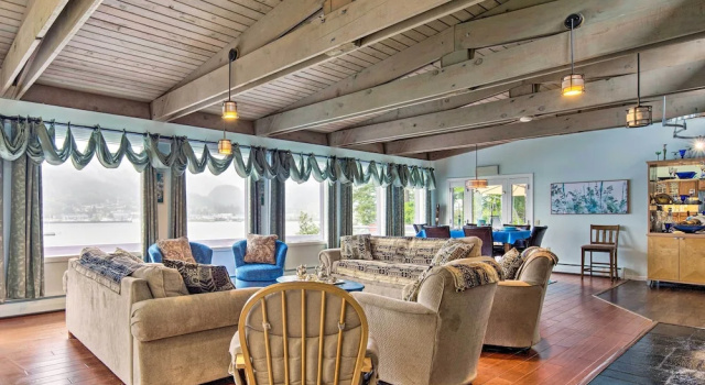 Коттедж с 4 комнатами с балконом Waterfront House w/ Glacial Views - Near Downtown!