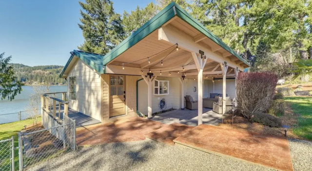 Waterfront Washington Getaway w/ Hot Tub & Deck!, Забронировать Дом для отпуска Олимпиа Вашингтон