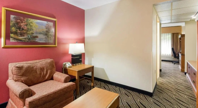 Двухместный люкс с видом на бассейн Best Western Braddock Inn