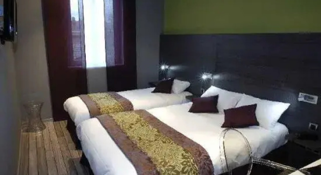 Трёхместный семейный номер Standard LOGIS Hôtel de Bourgogne - Mâcon
