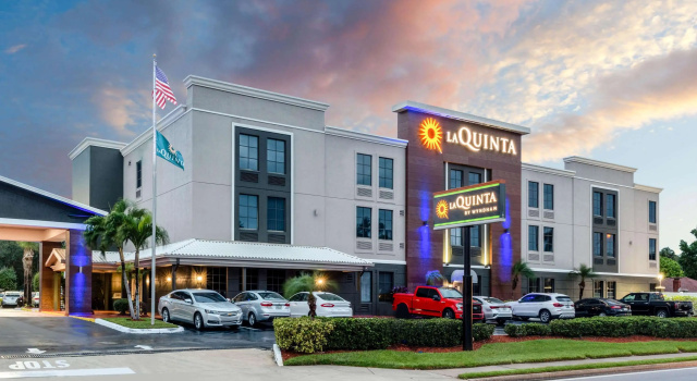 La Quinta Inn & Suites by Wyndham St. Petersburg Northeast, Boek Hotel Pinellas County Hotels met Parkeerplaats, Parkeren