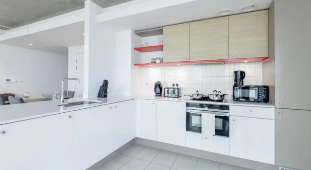Апартаменты Spacious Excel London Apartment with Balcony, River View and Parking Sleeps 8