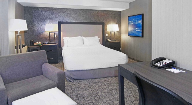 Двухместный номер Standard с балконом Holiday Inn Express and Suites Calgary by IHG