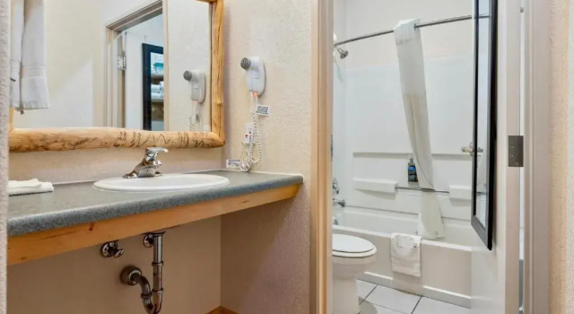 Номер Standard с балконом Gateway Inn