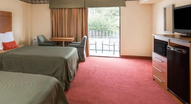 Четырёхместный номер Standard Travelodge by Wyndham San Clemente Beach