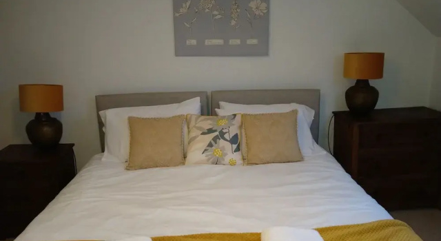 5 Bedrooms/sleeps 10-12/free Wifi & Parking/garden
