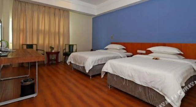 Lanwan Hotel (Karamay Xihuan Road)(蓝湾酒店(克拉玛依西环路店))