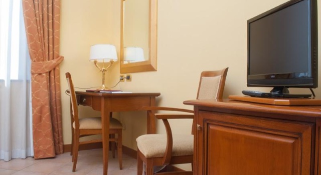 Двухместный номер Deluxe с балконом Le Cheminée Business Hotel Napoli