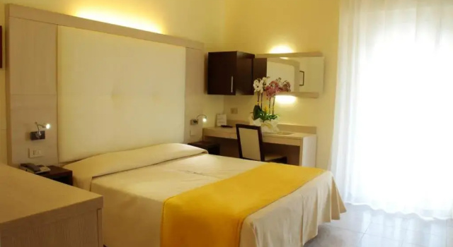 Четырёхместный номер Standard с балконом Hotel Hollywood***S