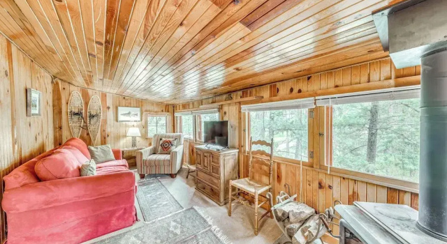 Коттедж с 3 комнатами Cozy Cabin Near Grindstone Lake & Downtown!