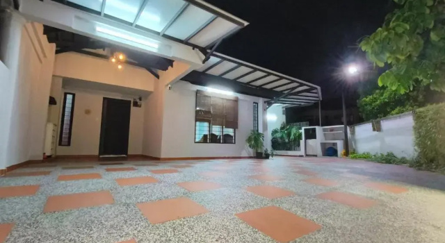 Коттедж Family 15 Pax Corner Lot House / Free WiFi