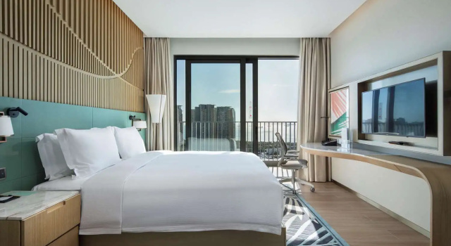 Люкс c 1 комнатой с балконом и с видом на море Hilton Garden Inn Sanya