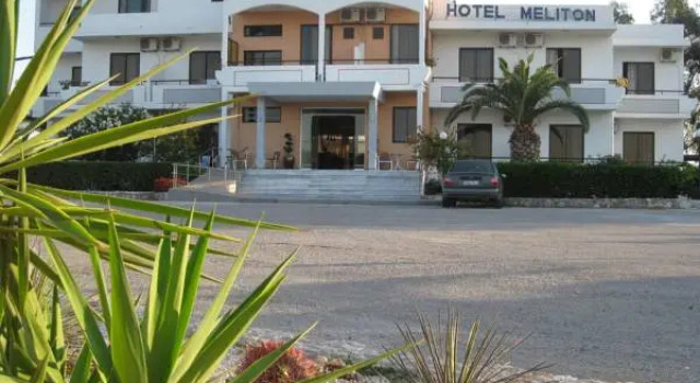 Кровать в общем номере Meliton Hotel