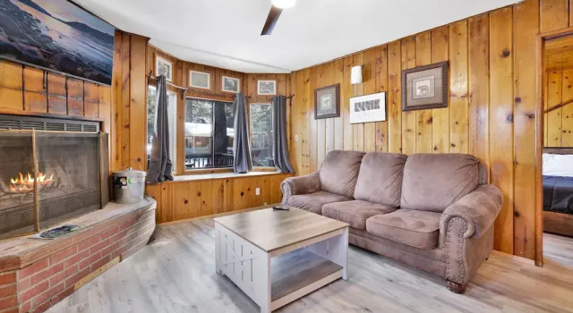 0107 - Lonepine, Забронировать Дом для отпуска Отели San Bernardino Mountains с парковкой, Парковка
