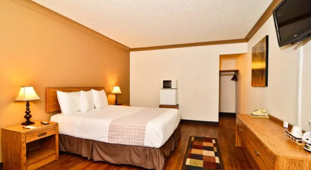 OYO Hotel St Helens OR, Забронировать Мотель Сент-Хеленс Орегон