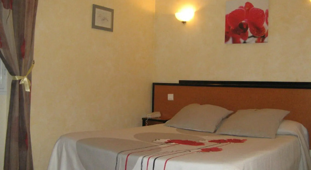 Le Relais des 5 Chateaux, Забронировать Отель Везак Dodogne Valley