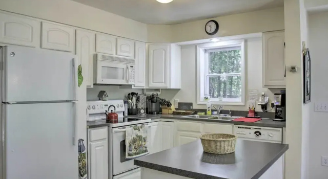 Spacious Home w/ Deck, Grill & Delaware River View, Buchen Sie Ferienhaus Cochecton Sullivan County