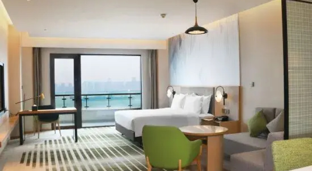 Двухместный люкс c 1 комнатой Holiday Inn & Suites Wuhan International Expo