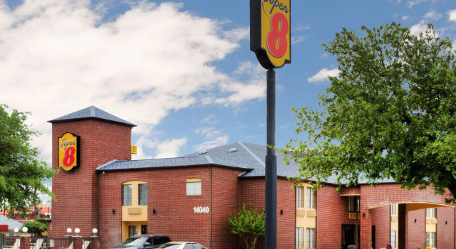 Super 8 by Wyndham Farmers Branch/North Dallas, Забронировать Отель Отели Dallas - Fort Worth Metropolitan Area с парковкой, Парковка
