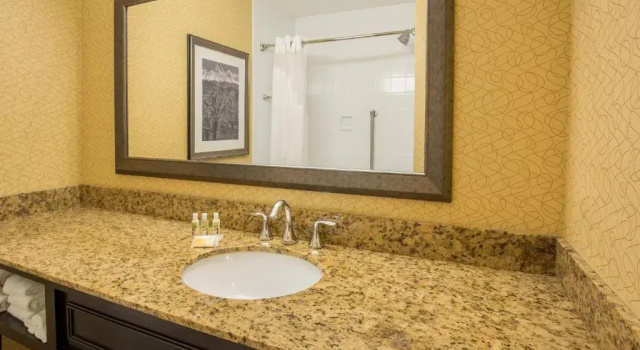 Двухместный номер Top Floor Standard Holiday Inn Portland-Airport I-205 by IHG