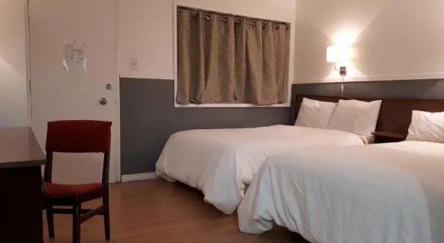 Falcon Nest Motel, Rezerwuj Motel Hotele w North Cowichan z Basenem, Basen