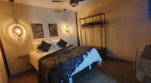 Двухместный люкс с видом на бассейн Ellementares Guest House