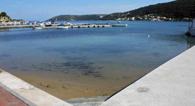 Holiday house with a parking space Mundanije, Rab - 18889, 予約 ホテル ラブ ラブ島