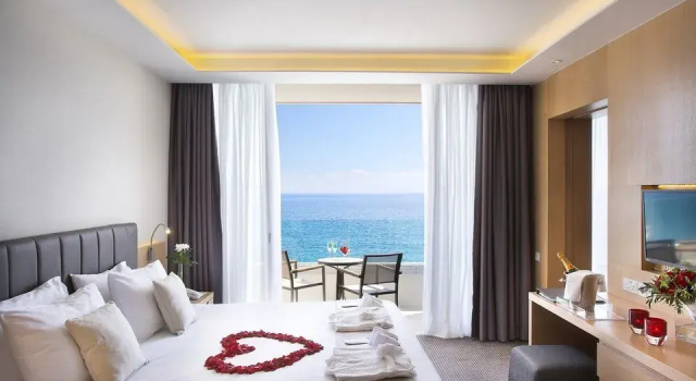 Люкс Honeymoon с видом на море Royal Apollonia by Louis Hotels