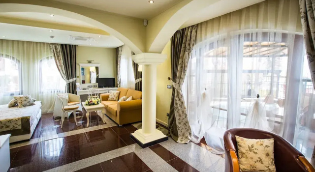 Люкс c 1 комнатой с балконом и с видом на море Helena VIP Villas and Suites - Half Board