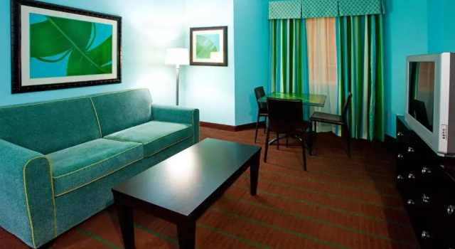 Четырёхместный номер Deluxe Holiday Inn Hotel & Suites Ocala Conference Center by IHG