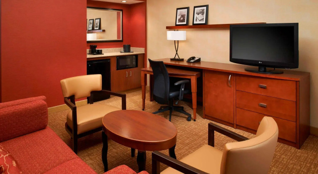 Четырёхместный люкс с 2 комнатами Courtyard by Marriott Chicago Waukegan / Gurnee