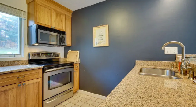 Sunny Stratton Townhome ~ 1 Mi to Skiing!, Boek Appartement Stratton Mountain Green Mountains