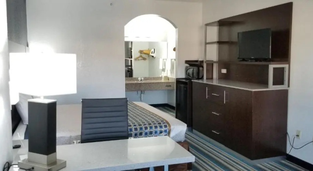 Люкс HomeBridge Inn and Suites