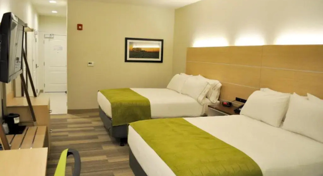 Четырёхместный номер Standard Holiday Inn Express & Suites Price by IHG